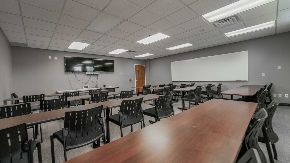 More Photos Of 600 Vale Park Rd, Valparaiso Flex For Lease