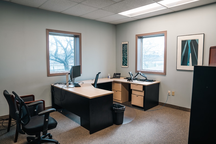 More Photos Of 200 Eastport Blvd, Hamilton Warehouse For Lease