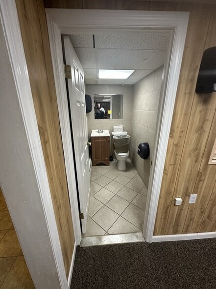 More Photos Of 879 W Jericho Tpke, Smithtown Distribution For Lease