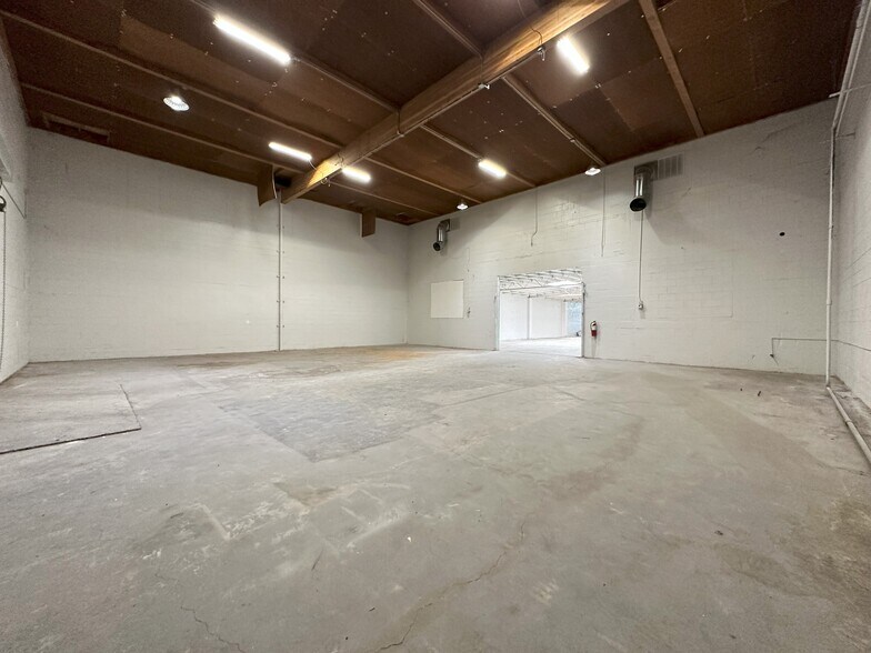 More Photos Of 14737 Arminta St, Panorama City Manufacturing For Lease