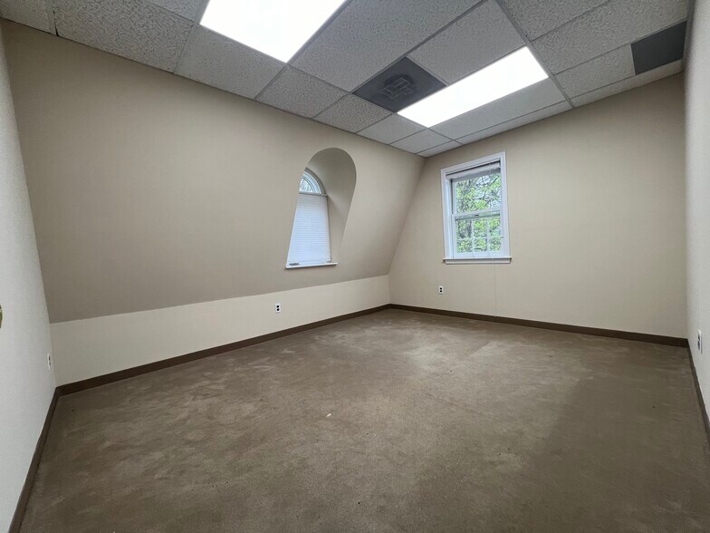 More Photos Of 90 N Broadway, Irvington Office For Lease