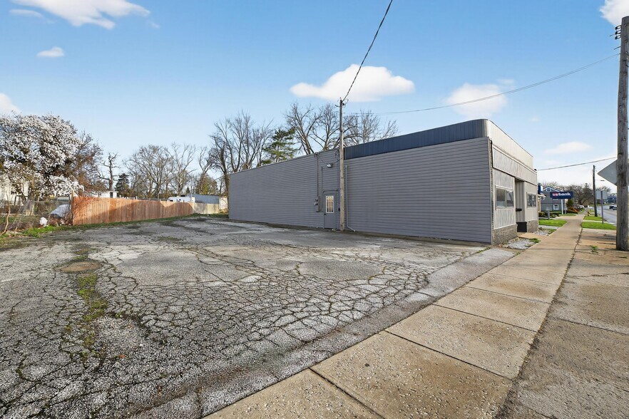 More Photos Of 161 E Main St, Geneva Freestanding For Sale