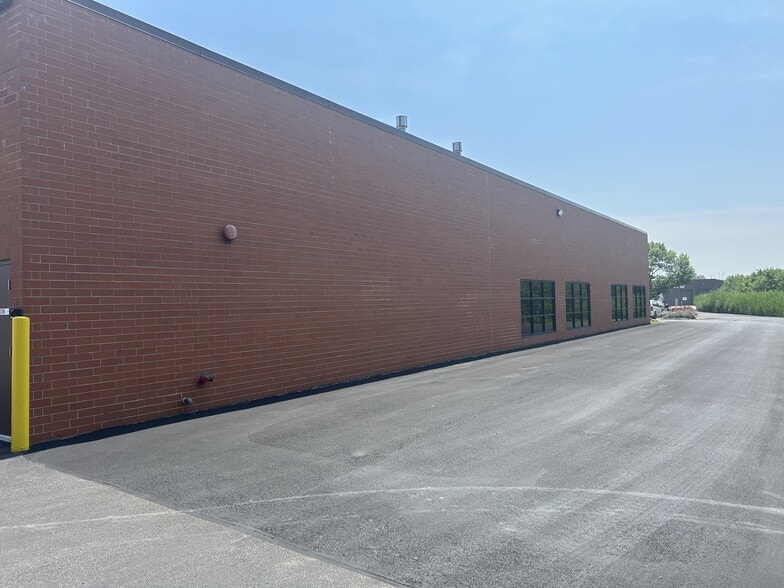 More Photos Of 940-972 Northpoint Blvd, Waukegan Light Distribution For Lease