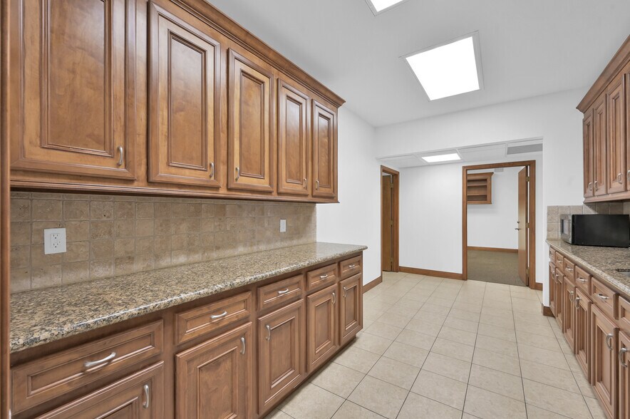 More Photos Of 11322 Neeshaw Dr, Houston Warehouse For Lease