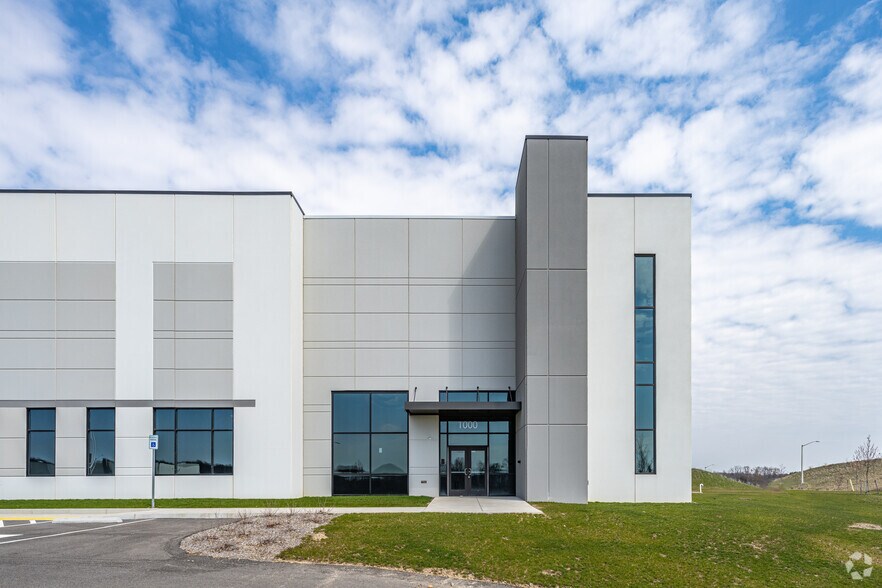 More Photos Of 1000 Blue Sky Ln, Coraopolis Warehouse For Lease