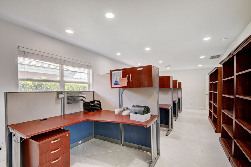 More Photos Of 830 N Federal Hwy, Lake Worth Office For Lease