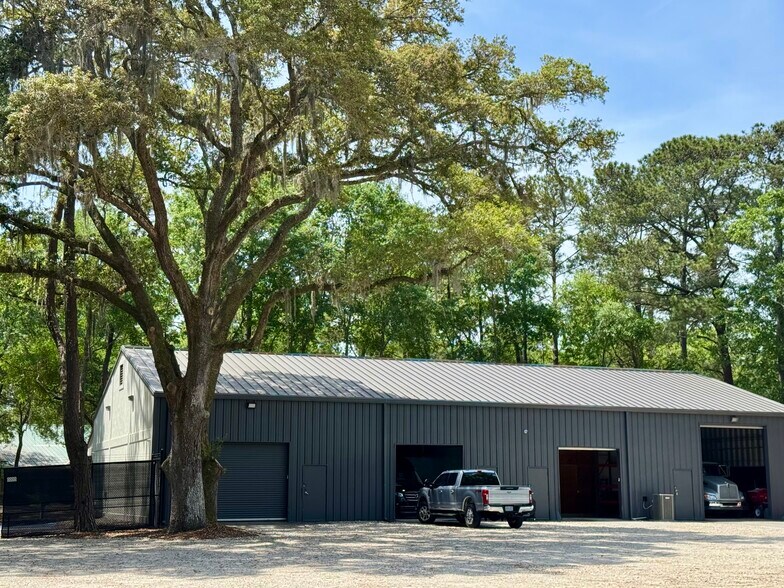 More Photos Of 70 Capital Dr, Hilton Head Island Showroom For Sale