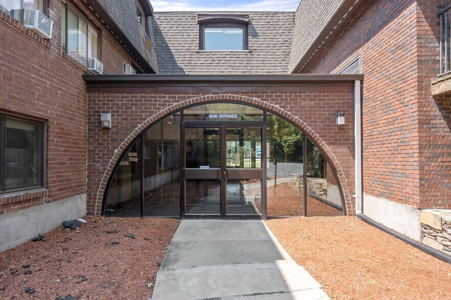 More Photos Of 596 Boston Post Rd E, Marlborough Apartments For Sale