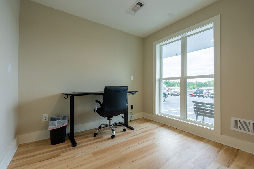 More Photos Of 608 Mauldin Dr, Woodstock Office For Lease