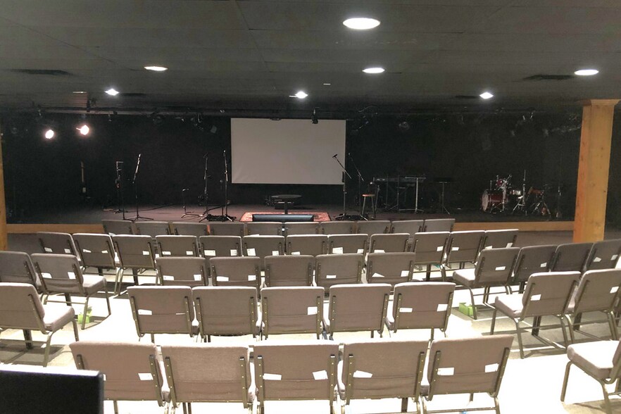 More Photos Of 3033 W Royal Ln, Irving Showroom For Sale