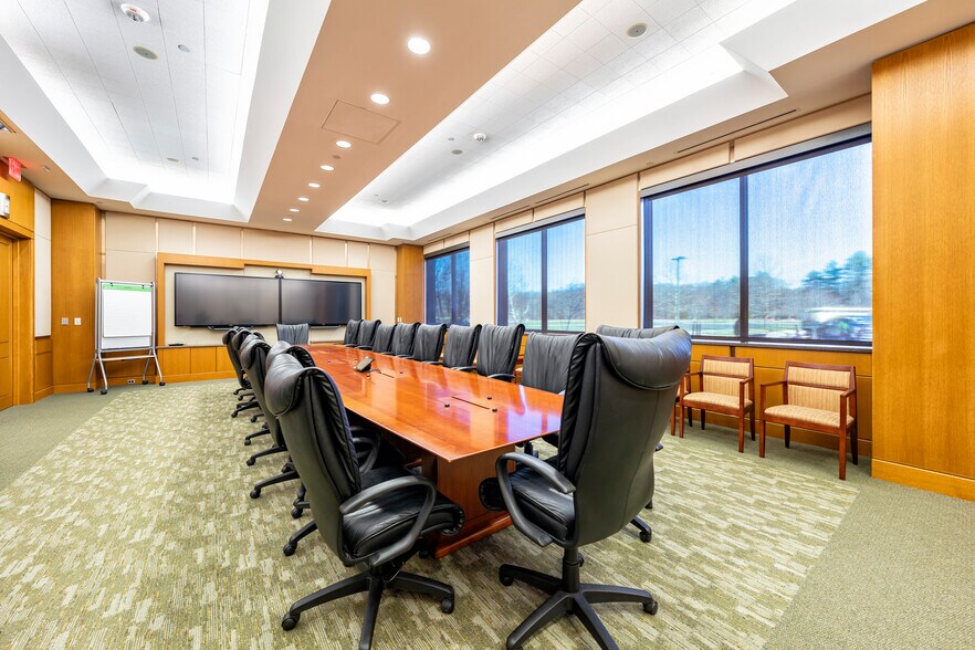 More Photos Of 1 Griffin Rd N, Windsor Office For Sale