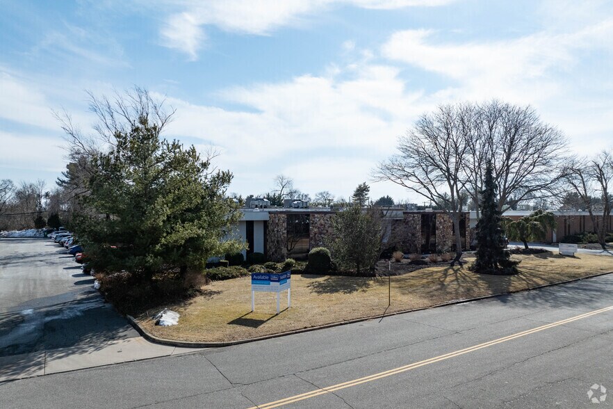 More Photos Of 370 Crossways Park Dr, Woodbury Distribution For Lease