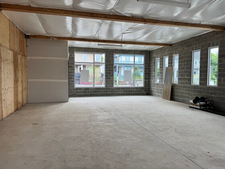 More Photos Of 1939 E Burnside St, Portland Office For Lease