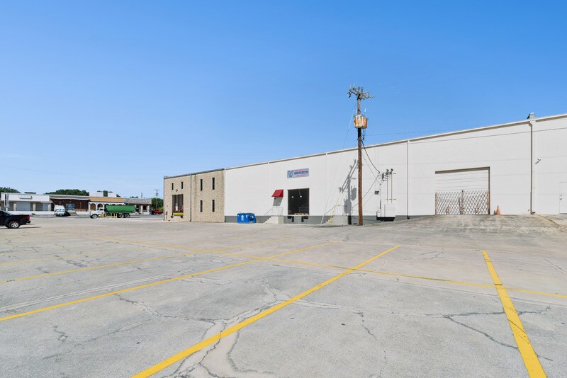 More Photos Of 101 E Nakoma St, San Antonio Showroom For Lease
