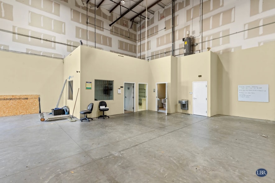 More Photos Of 3120 Skyway Cir, Melbourne Warehouse For Lease