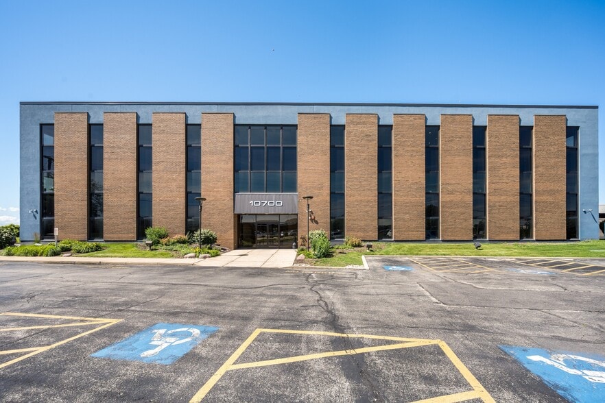 More Photos Of 10700 W Higgins Rd, Rosemont Office For Sale