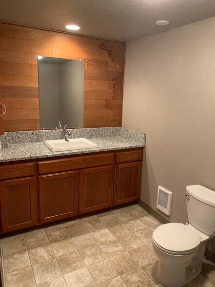 More Photos Of 2150 Cross St, Eugene Service For Lease