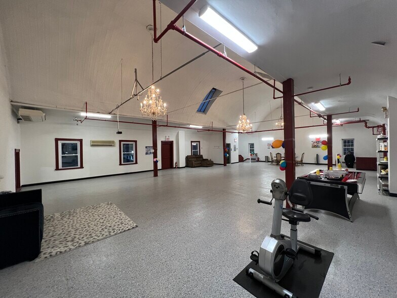 More Photos Of 9021 160th St, Jamaica Storefront Retail Office For Lease