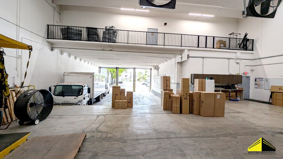 More Photos Of 2741 W 76th St, Hialeah Warehouse For Lease