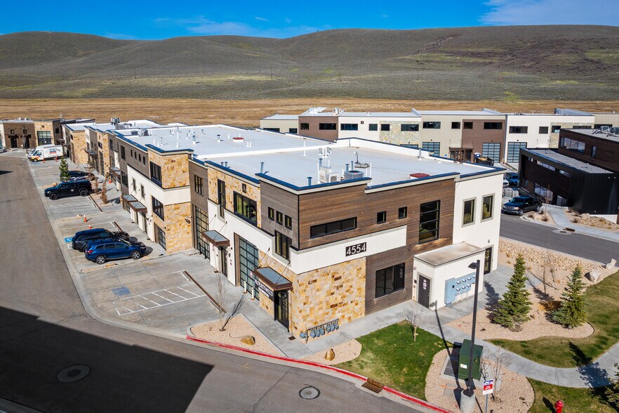 More Photos Of 4554 Forestdale Dr, Park City Showroom For Lease