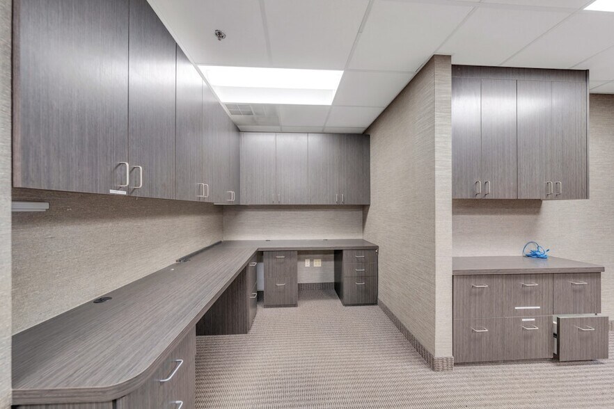 More Photos Of 440 Old Hook Rd, Emerson Medical For Lease