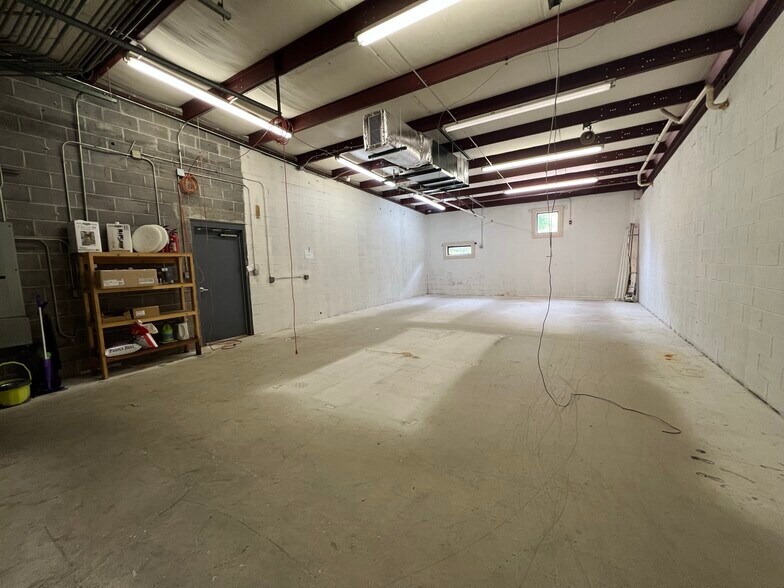 More Photos Of 1725 Louisville Dr, Knoxville Office For Lease