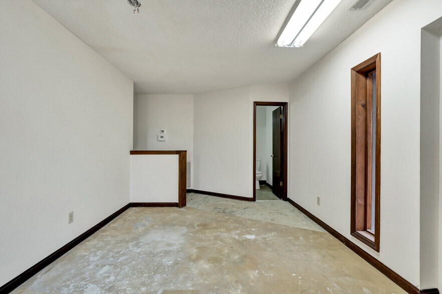 More Photos Of 1050 Whisperwood Trl NE, Cleveland Light Distribution For Sale