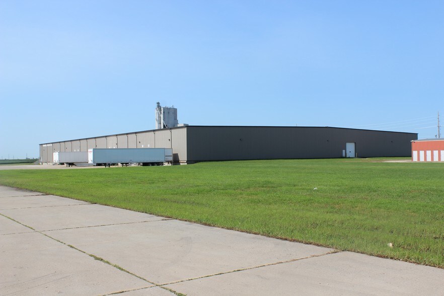 More Photos Of 715 East St, Grinnell Distribution For Lease