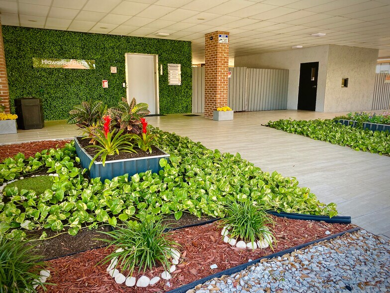 More Photos Of 6801-6925 W Colonial Dr, Orlando Unknown For Lease