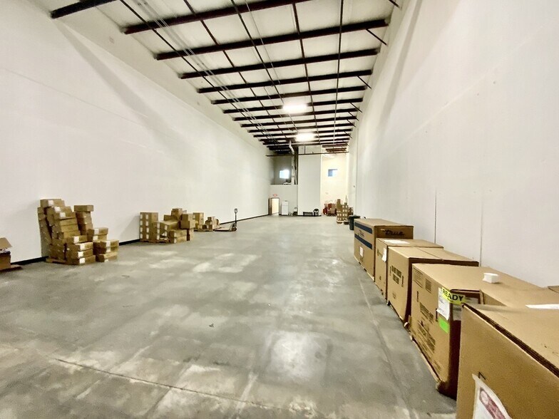 More Photos Of 7075 Kingspointe Pky, Orlando Showroom For Lease