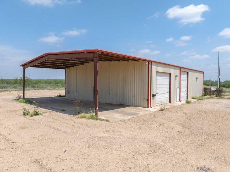 More Photos Of 3661 Fm 468, Cotulla Warehouse For Lease