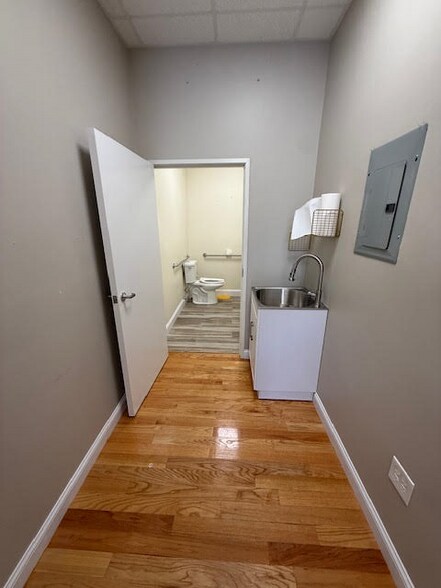 More Photos Of 580-590 Moody St, Waltham Storefront Retail Residential For Lease