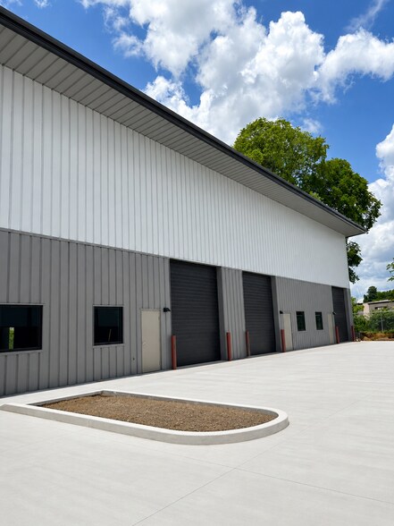 More Photos Of 5801 Middlebrook Pike, Knoxville Warehouse For Lease