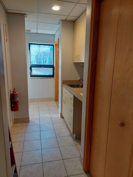 More Photos Of 17 Caldwell St, Charlestown Showroom For Lease