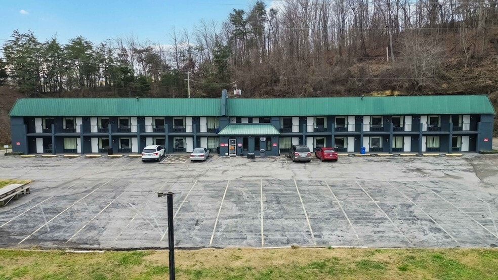 More Photos Of 1798 S Wilderness Rd, Mount Vernon Hotel For Sale