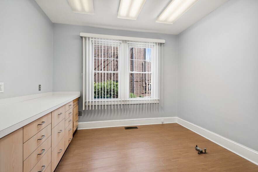More Photos Of 586 Livingston Ave, North Brunswick Office For Sale