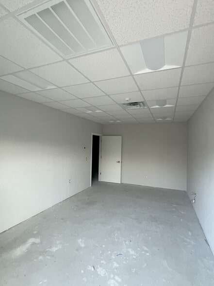 More Photos Of 5927-6005 Anno Ave, Orlando Warehouse For Lease