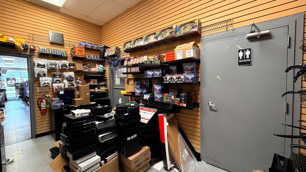 More Photos Of 5900 S Hulen St, Fort Worth Freestanding For Lease