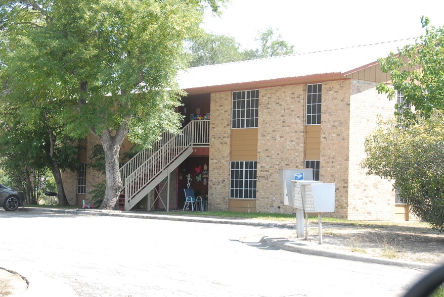 More Photos Of 600 E Crockett St, Beeville Apartments For Sale