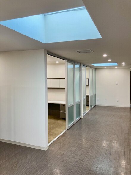 More Photos Of 7661 Girard Ave, La Jolla Storefront Retail Office For Lease