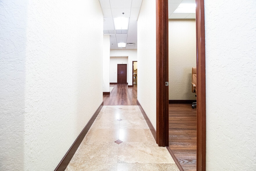 More Photos Of 8810 Commodity Cir, Orlando Showroom For Lease