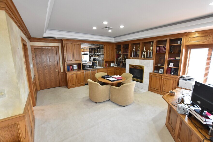 More Photos Of 277 E Carmel Dr, Carmel Medical For Lease