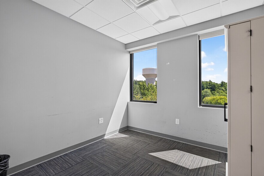 More Photos Of 51 Webb Pl, Dover Office For Sale
