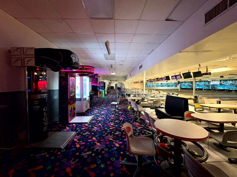 More Photos Of 4180 Pinkston St, Beaumont Bowling Alley For Sale