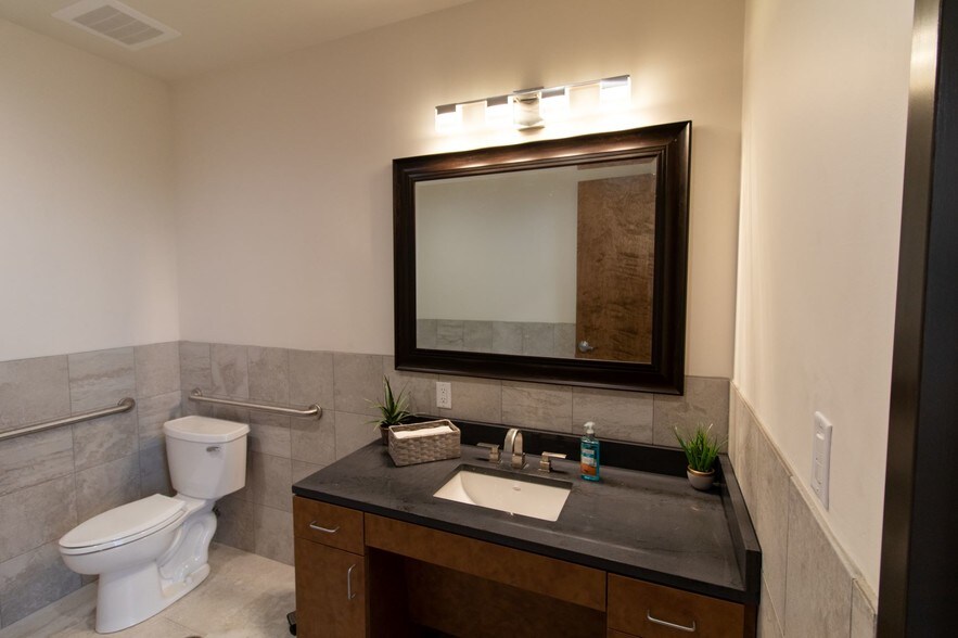 More Photos Of 1363 Brumlow Ave, Southlake Flex For Sale