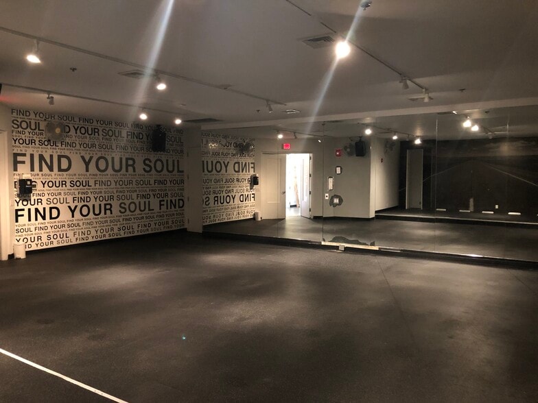 More Photos Of 7 Popham Rd, Scarsdale General Retail For Lease