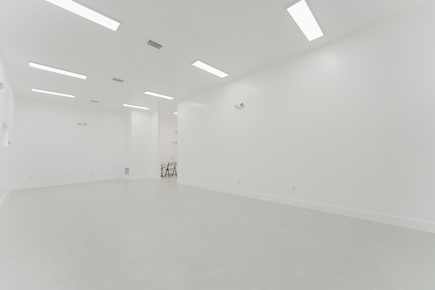 More Photos Of 654 NW 22nd Rd, Fort Lauderdale Light Distribution For Sale
