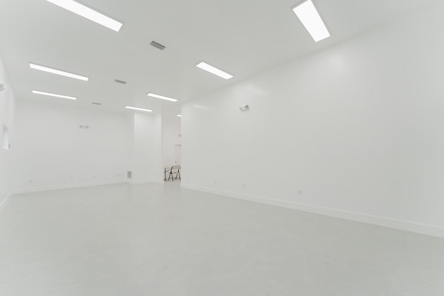 More Photos Of 654 NW 22nd Rd, Fort Lauderdale Light Distribution For Lease