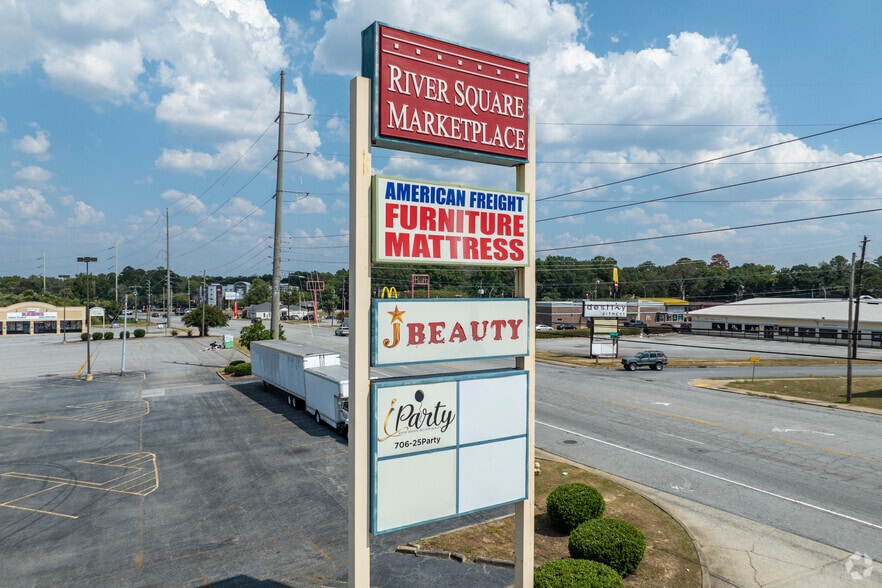 More Photos Of 1607 S Lumpkin Rd, Columbus Storefront For Lease