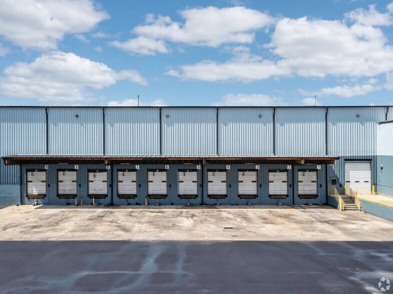 More Photos Of 851 E Maple St, Winter Garden Manufacturing For Lease